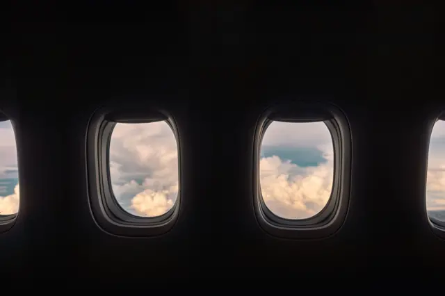 El cielo visto desde las ventanas de un avión. 