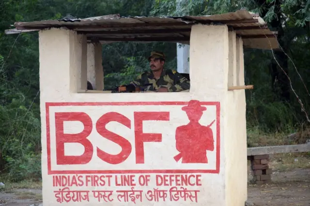 ভারত-পাকিস্তান সীমান্তে পাহারা দিচ্ছেন এক বিএসএফ সদস্য - ফাইল ছবি