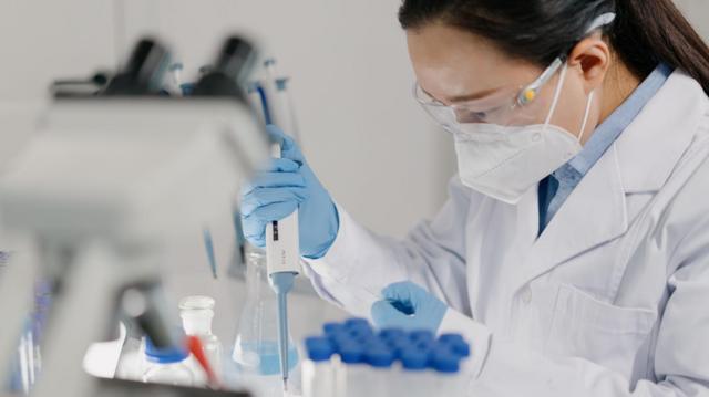 தனது சொந்த ஆராய்ச்சி மூலமாக புற்றுநோயை வென்ற மருத்துவர்