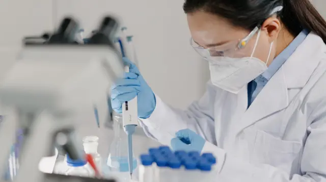 தனது சொந்த ஆராய்ச்சி மூலமாக புற்றுநோயை வென்ற மருத்துவர்