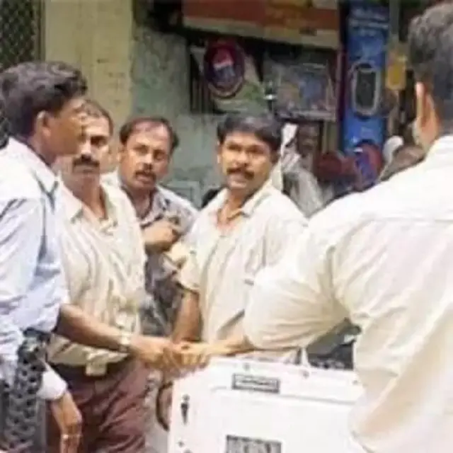 ડાબેથી ચોથા નંબરે વિકી મલ્હોત્રા છે