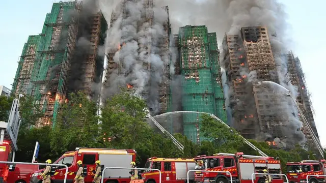 Firefighters wit dia equipments dey try quench fire