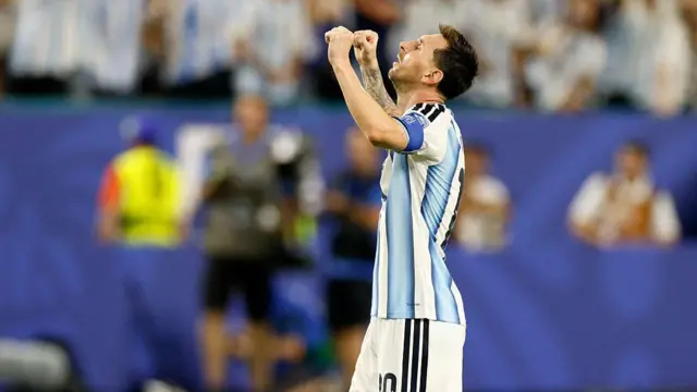 Messi celebra gol em partida contra Cabo Verde.