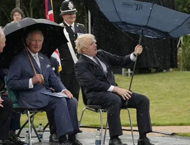 Борис Жонсон өзүнө коюлган бир топ айыптарды четке кагып келди, бирок көп өтпөй моюнунан алууга аргасыз да болду