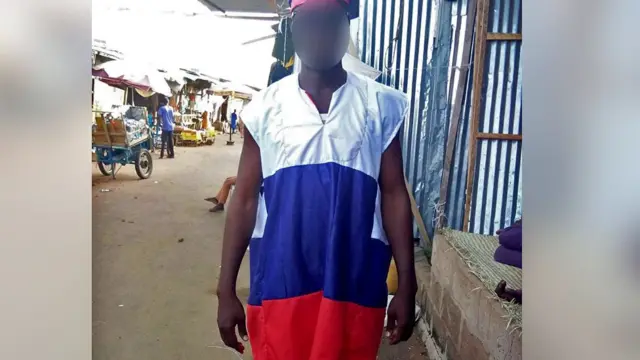 Umugabo wambaye imyenda yo mu mabara y'ibendera ry'Uburusiya