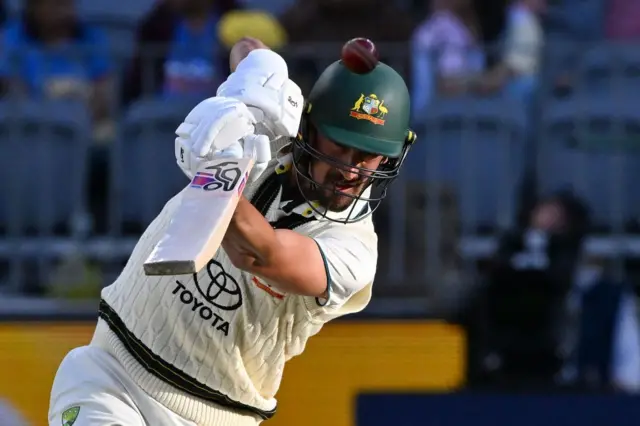 ஸ்டார்க் களத்தில் 6 ரன்களுடன் நிலைத்து ஆடி வருகிறார் 