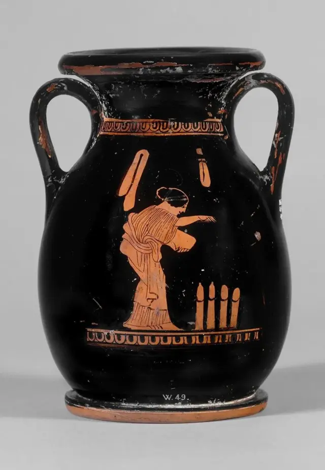 Vas Yunani kuno yang menggambarkan seorang wanita menaburkan benih di atas phalli, yang digunakan dalam ritual kesuburan