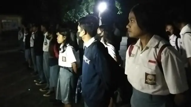 Para siswa kelas XII SMAN 6 Kupang berbaris mendengarkan arahan kepala sekolah saat apel pagi dalam percobaan masuk sekolah pukul 05:00 WITA.