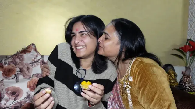 ਮਹਿਕ ਆਪਣੀ ਮਾਤਾ ਨਾਲ