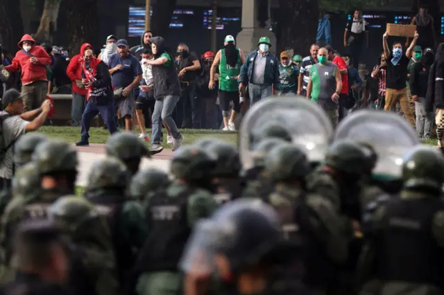 Choques entre los barras y las fuerzas de seguridad.