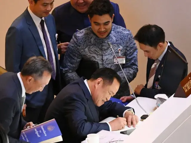 นายกฯ เซ็นลายเซ็นในหนังสือคำแถลงนโยบายของรัฐบาลอนุทิน ซึ่งมี 15 นโยบายสำคัญเร่งด่วน ภายหลังเสร็จสิ้นการประชุมร่วมรัฐสภา 30 ก.ย.