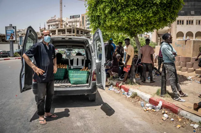 Ana rabawa mutane abinci Sfax