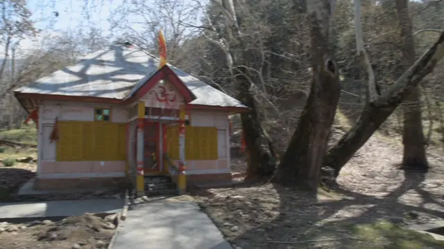 अनंतनाग में एक मंदिर