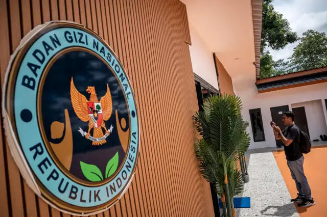 Jurnalis mengambil gambar suasana dapur Satuan Pelayanan Pemenuhan Gizi (SPPG) Yayasan Pramaguna Nasional yang ditutup sementara di Pangauban, Batujajar, Kabupaten Bandung Barat, Jawa Barat, Jumat (27/3/2026).