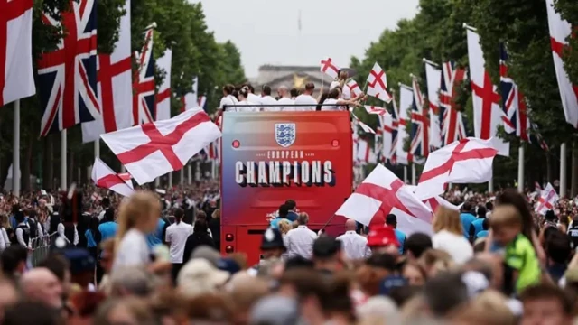 Автобус с чемпионками едет сквозь толпу