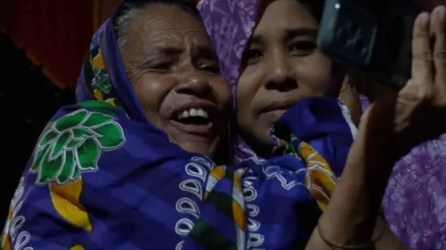 মিরপুরে আশ্রয়দাতা পরিবারের এক নারীর সঙ্গে সাকিনা বেগম