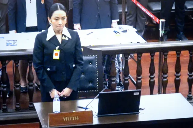 တရားရေး ကြားနာမှုအတွင်း ရုံးတော်ထဲမှာ မျက်မြင်သက်သေအနေနဲ့ မတ်တပ်ရပ်နေတဲ့ ပေထုန်တန် ရှင်နာဝပ် 