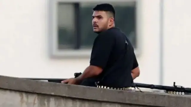 சிட்னி கடற்கரை தாக்குதலில் ஈடுபட்ட தந்தை, மகன் செய்தது என்ன?