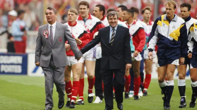 برایان کلاف، سرمربی ناتینگهام فارست، همراه با تری ونبلز، سرمربی تاتنهام، قبل از فینال جام حذفی انگلیس در سال ۱۹۹۱