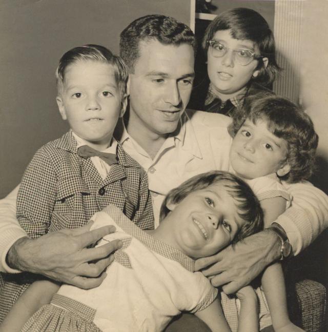 Sabino abraçado com quatro filhosaposta caixa appambiente internoaposta caixa appcasa