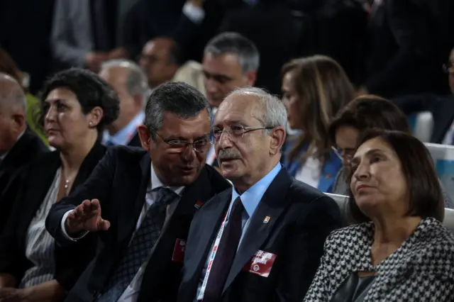 CHP'nin 38. Olağan Kurultayı'nda genel başkanlık için Kemal Kılıçdaroğlu ile Özgür Özel yarışmıştı.