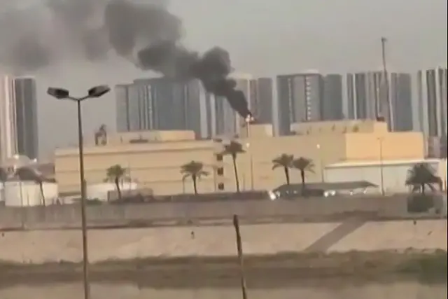 બગદાદમાં અમેરિકી દૂતાવાસની ઇમારત પરથી નીકળી રહેલો કાળો ધુમાડો