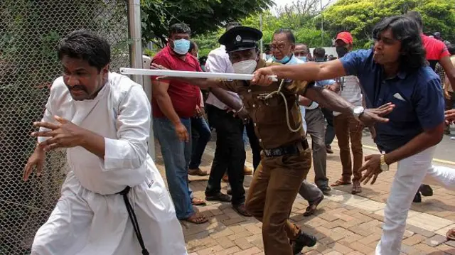 TOPSHOT-SRI LANKA-POLITICS-UNREST-ECONOMY