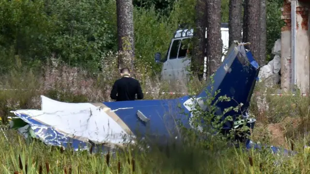 Destroços da queda do avião perto do vilarejo de Kuzhenkino, na região de Tver, em 24 de agosto de 2023.