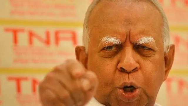 ගල්ඔය ව්‍යාපෘතියේ සේවය කළ ගබඩා භාරකරුවෙකු බව කියන ඒ. රාජවරෝදියම්ගේ පුත්‍රයෙකු වූ ආර්. සම්බන්ධන්, යාපනය ශාන්ත පැට්‍රික්, කුරුණෑගල ශාන්ත ආනා, ත්‍රිකුණාමලය ශාන්ත ජෝසෆ් සහ මොරටුව ශාන්ත සෙබෙස්තියන් යන විද්‍යාලවලින් ඉගෙනුම ලබා තිබේ.