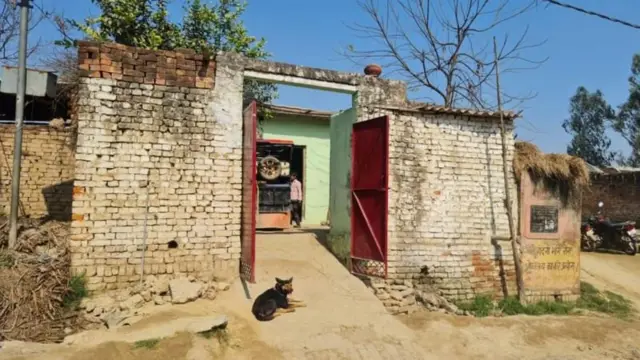 मृत तरुणीचं घर