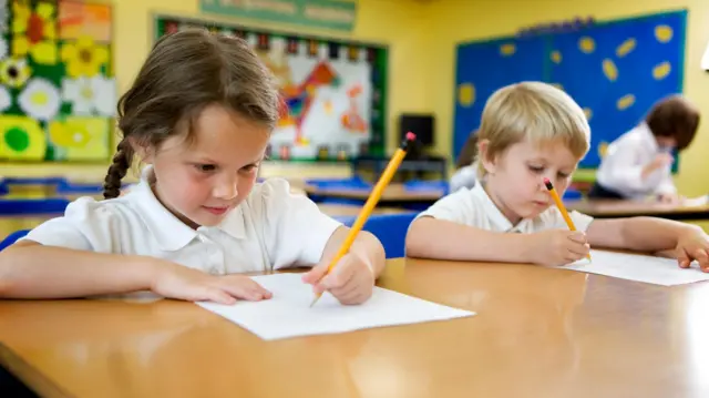 niños escribiendo