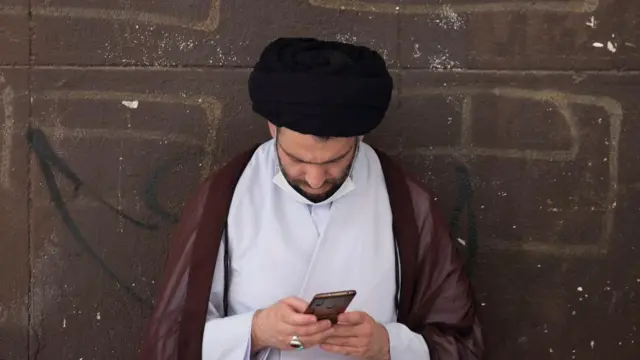 روحانی با نلفن همراه