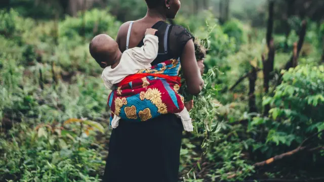 Nwaanyị kwọ nwa n'azụ