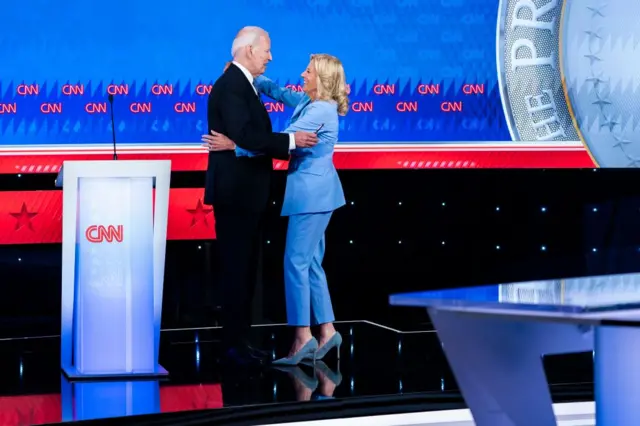 Jill y Joe Biden se abrazan después del debate de 2024
