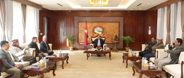 समाजवादी मोर्चाको बैठकमा प्रचण्ड र अरू नेता 