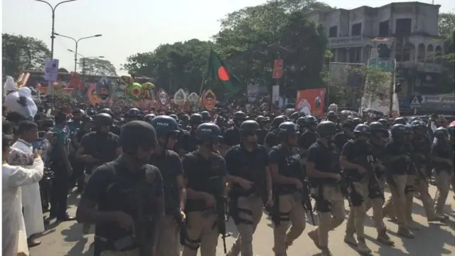 শোভাযাত্রার চতুর্দিকে কয়েক স্তরের নিরাপত্তা বেষ্টনী থাকে (ফাইল ছবি)