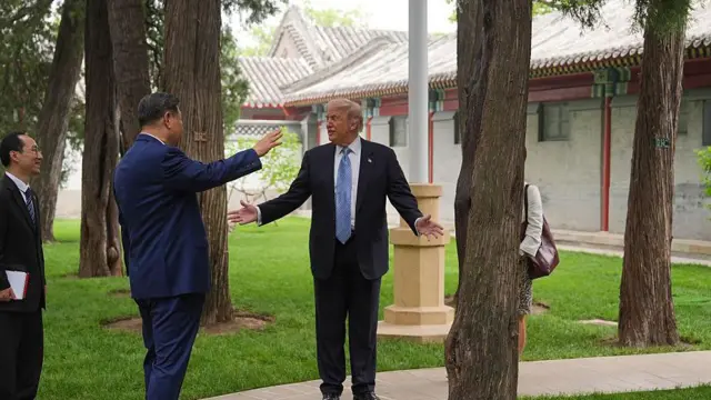 特朗普（左）與習近平（右）在中南海花園