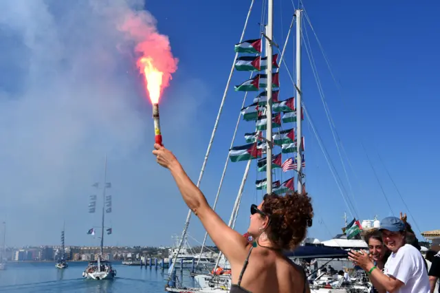 قوارب تابعة لـ "أسطول الصمود العالمي" الهادف إلى كسر الحصارعلى غزة وإيصال المساعدات الإنسانية من جزيرة صقلية في إيطاليا في 26 أبريل/نيسان 2026.