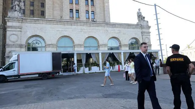 Ochroniarz stoi przed restauracją Balzi Rossi na placu Kudrinskim w Moskwie (Rosja), 2 sierpnia 2026 roku.