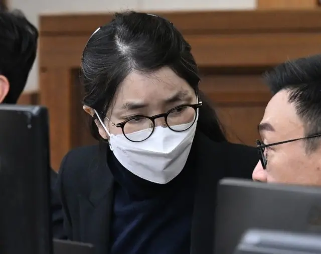 김건희 여사가 3일 서울 서초구 서울중앙지방법원에서 열린 자본시장법 위반 혐의 결심 공판에 출석, 변호인과 대화하고 있다