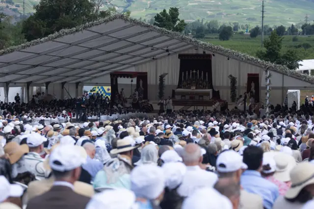 Imagem de multidão de fiéis reunidos para sagrações da FSSPX em Ecône em 1º de julho de 2026