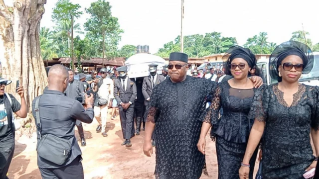 Lara awọn ẹbi to peju sibẹ