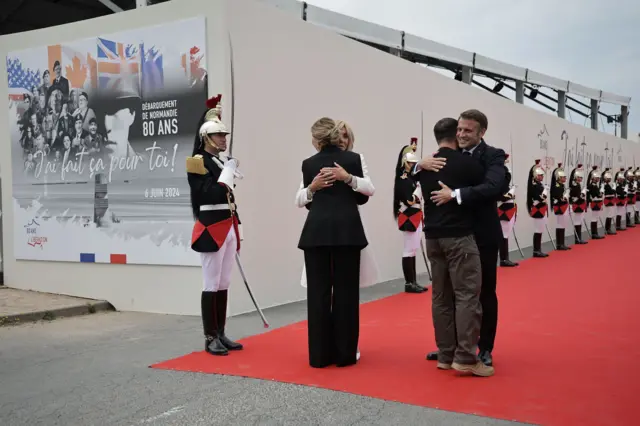 Президент Франции с супругой встречают украинского лидера и его жену