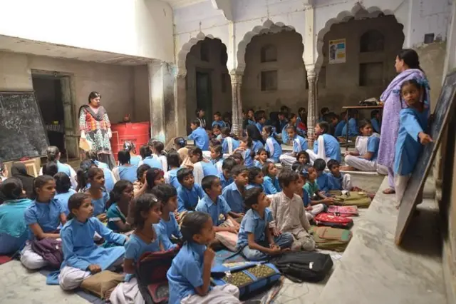 பிகாரில் பள்ளிப்படிப்பை பாதியில் நிறுத்தும் மாணவர்களின் விகிதம் கவலைக்குரிய அளவில் உயர்ந்துள்ளது. கணிசமான மாணவர்கள் நடுநிலைப் பள்ளியைத் தாண்டி மேல்நிலைக்குப் போக இயலவில்லை.