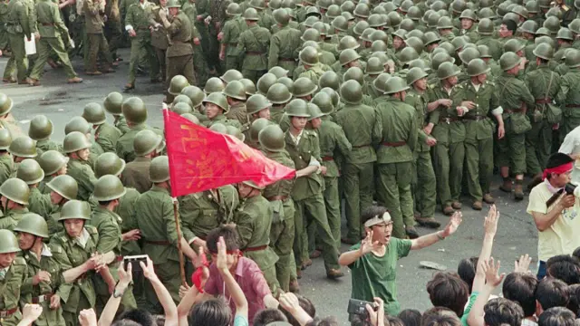 События на площади Тяньаньмэнь, 35 лет спустя. Фотографии - BBC News ...