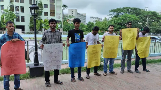 শিক্ষার্থীদের মানব বন্ধন