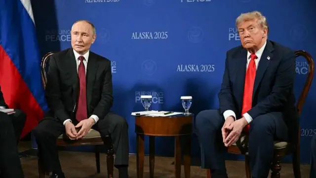 শুক্রবার ভ্লাদিমির পুতিন ও ডোনাল্ড ট্রাম্পের মধ্যে প্রতীক্ষিত বৈঠক শেষ হয়েছে কোনো দৃশ্যমান ফলাফল ছাড়াই