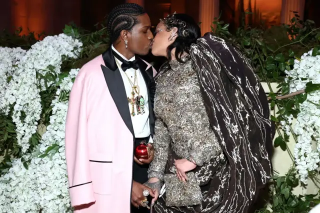 Rihanna asomana n'umugabo we A$AP Rocky ubwo bari bahageze bakererewe