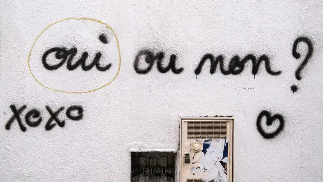 Muro escrito con palabras en francés.
