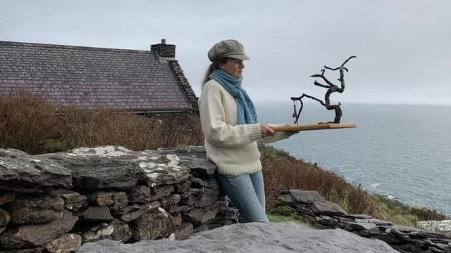 Geraldine segura uma escultura